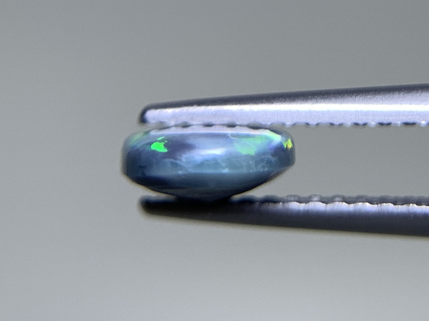 ブラックオパール 1.073ct 中央宝石ソーティング付き 9.8㎜×6.4㎜×2.8㎜ 天然 ルース( 裸石 ) 1539Y