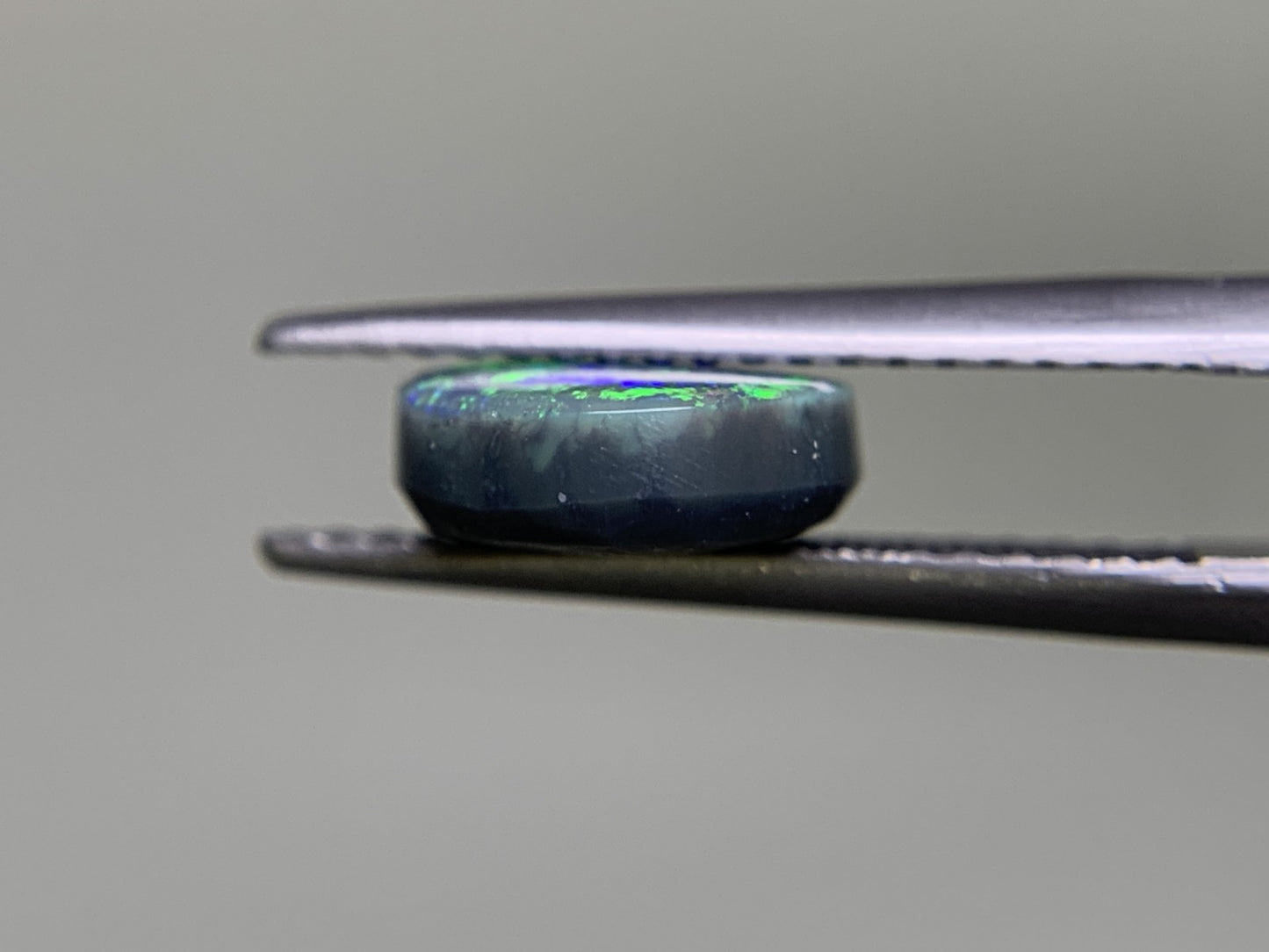 ブラックオパール 1.943ct 宝石ソーティング付き 10.1㎜×8.4㎜×3.3㎜ ルース( 裸石 ) 1695Y