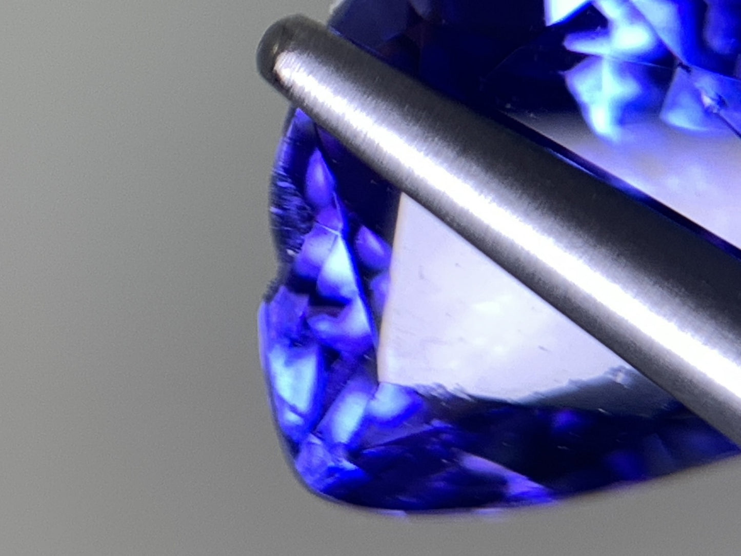 タンザナイト 2.862ct 宝石ソーティング付き 9.8㎜×7.8㎜×5.3㎜ ルース( 裸石 ) 3012Y