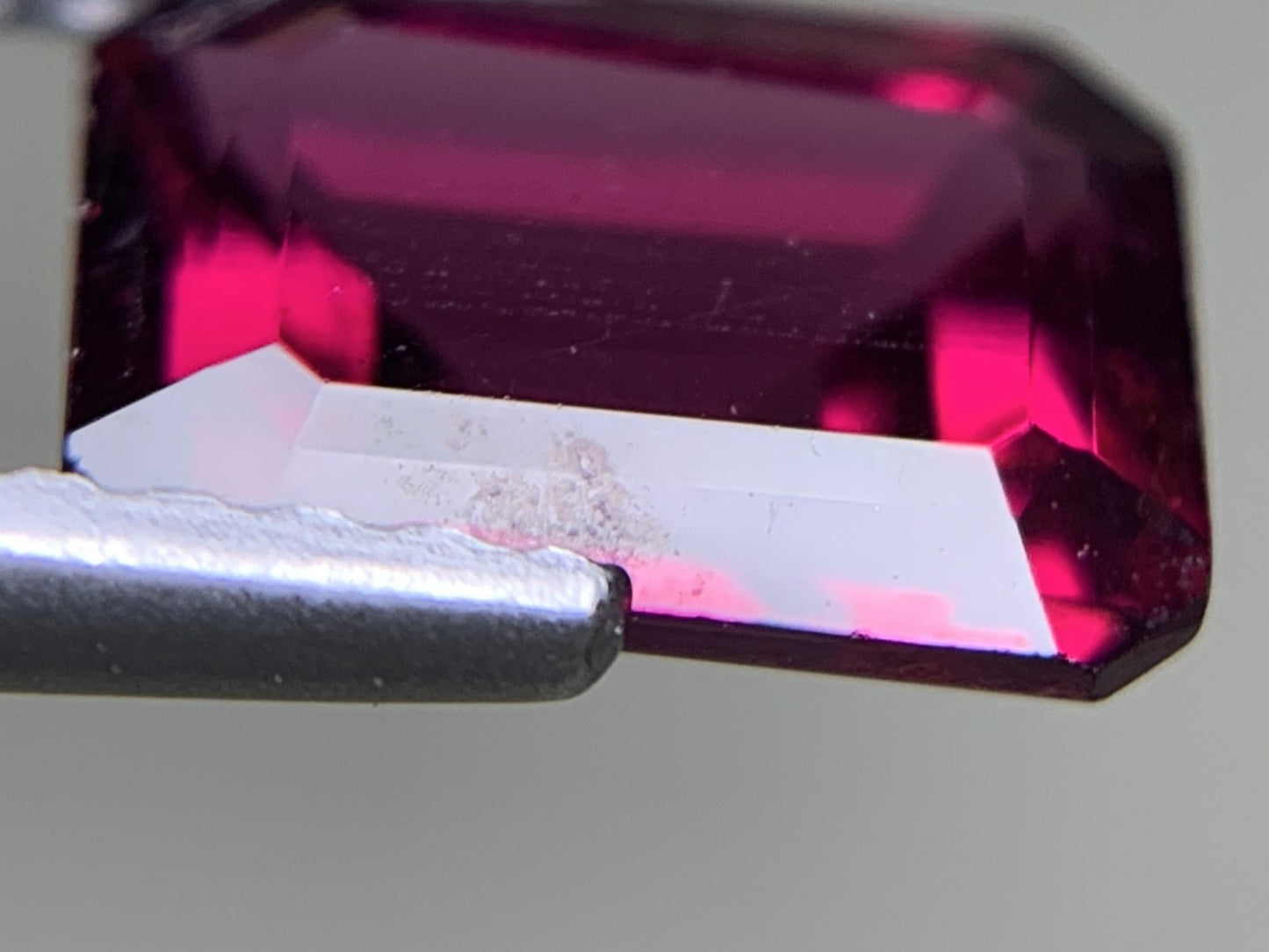 ロードライトガーネット 1.916ct 宝石ソーティング付き 7.9㎜×6.0㎜×3.8㎜ ルース( 裸石 ) 3253Y