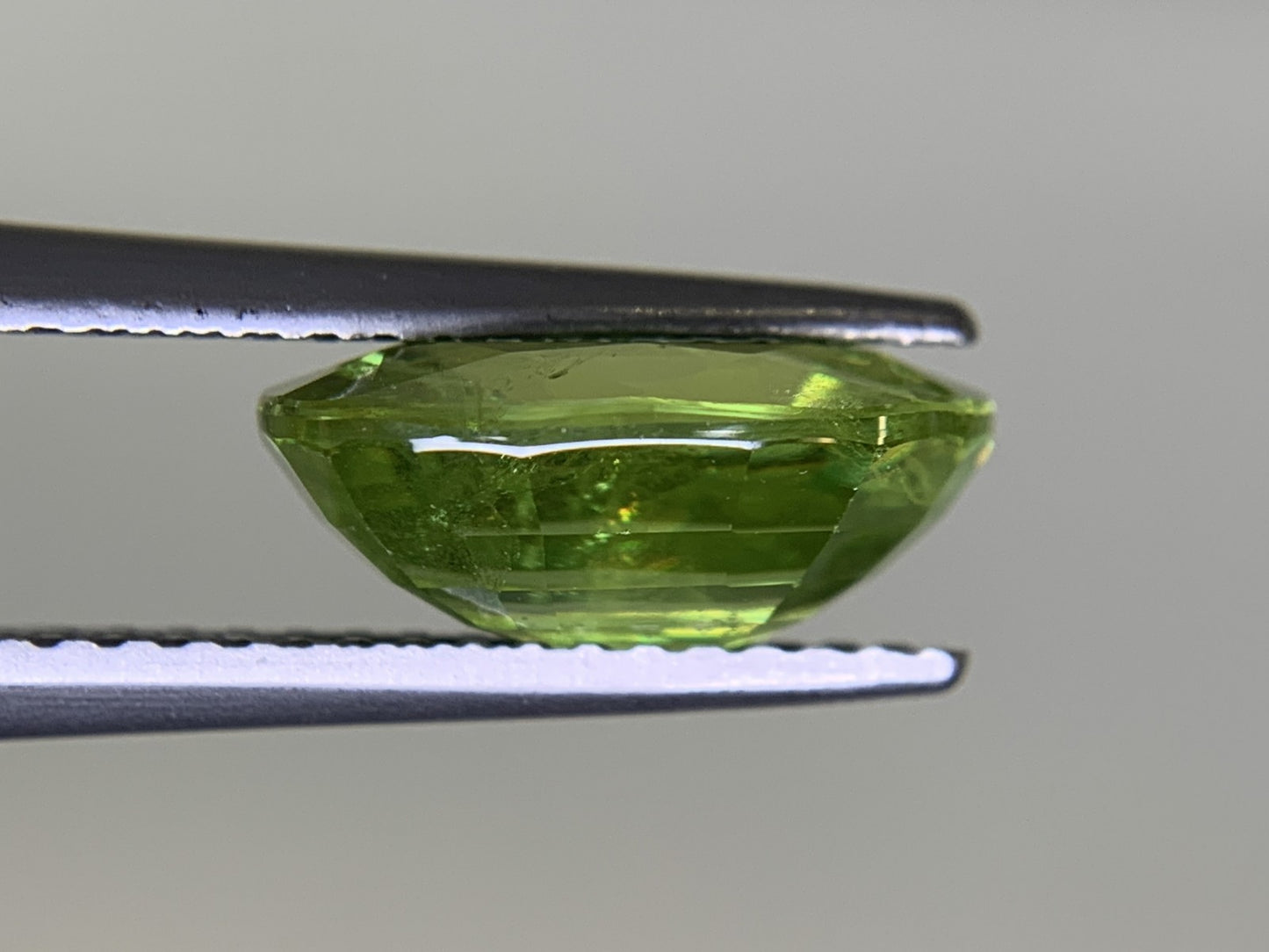 スフェーン 3.206ct 中央宝石ソーティング付き 10.92㎜×7.32㎜×4.68㎜ ルース( 裸石 ) 3416Y