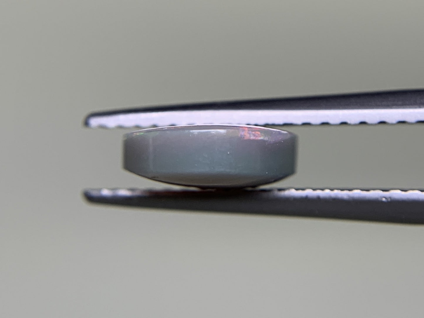 ブラックオパール 1.897ct 中央宝石ソーティング付き 11.2㎜×8.2㎜×2.9㎜ ルース( 裸石 ) 3539Y