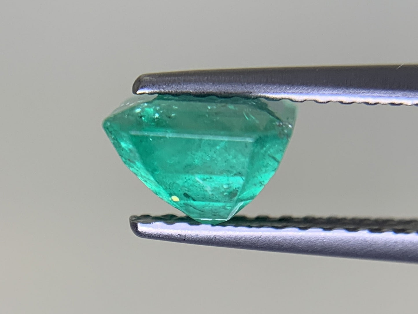 エメラルド 1.409ct 宝石ソーティング付き 6.9㎜×6.5㎜×4.6㎜ ルース( 裸石 ) 3555Y