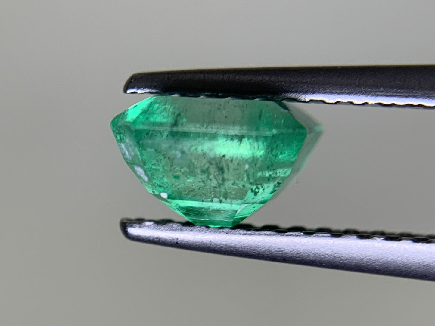 エメラルド 1.043ct 中央宝石ソーティング付き 6.10㎜×5.86㎜×4.21㎜ ルース( 裸石 ) 3558Y