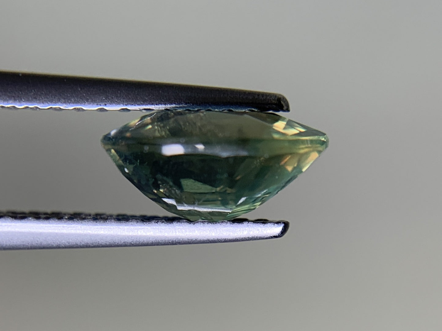 アレキサンドライト 2.051ct 中央宝石ソーティング付き 8.68㎜×7.06㎜×4.29㎜ ルース( 裸石 ) 4279Y