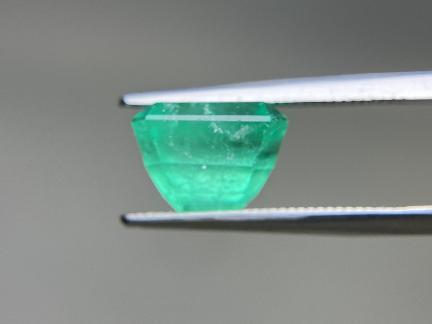 エメラルド 天然 4.966ct 中央宝石ソーティング付き 10.10㎜×9.28㎜×7.43㎜ ルース( 裸石 ) 6844YY