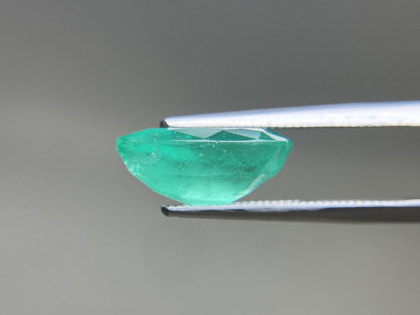 エメラルド 天然 4.613ct 中央宝石ソーティング付き 13.84㎜×9.65㎜×6.15㎜ ルース( 裸石 ) 6762YY