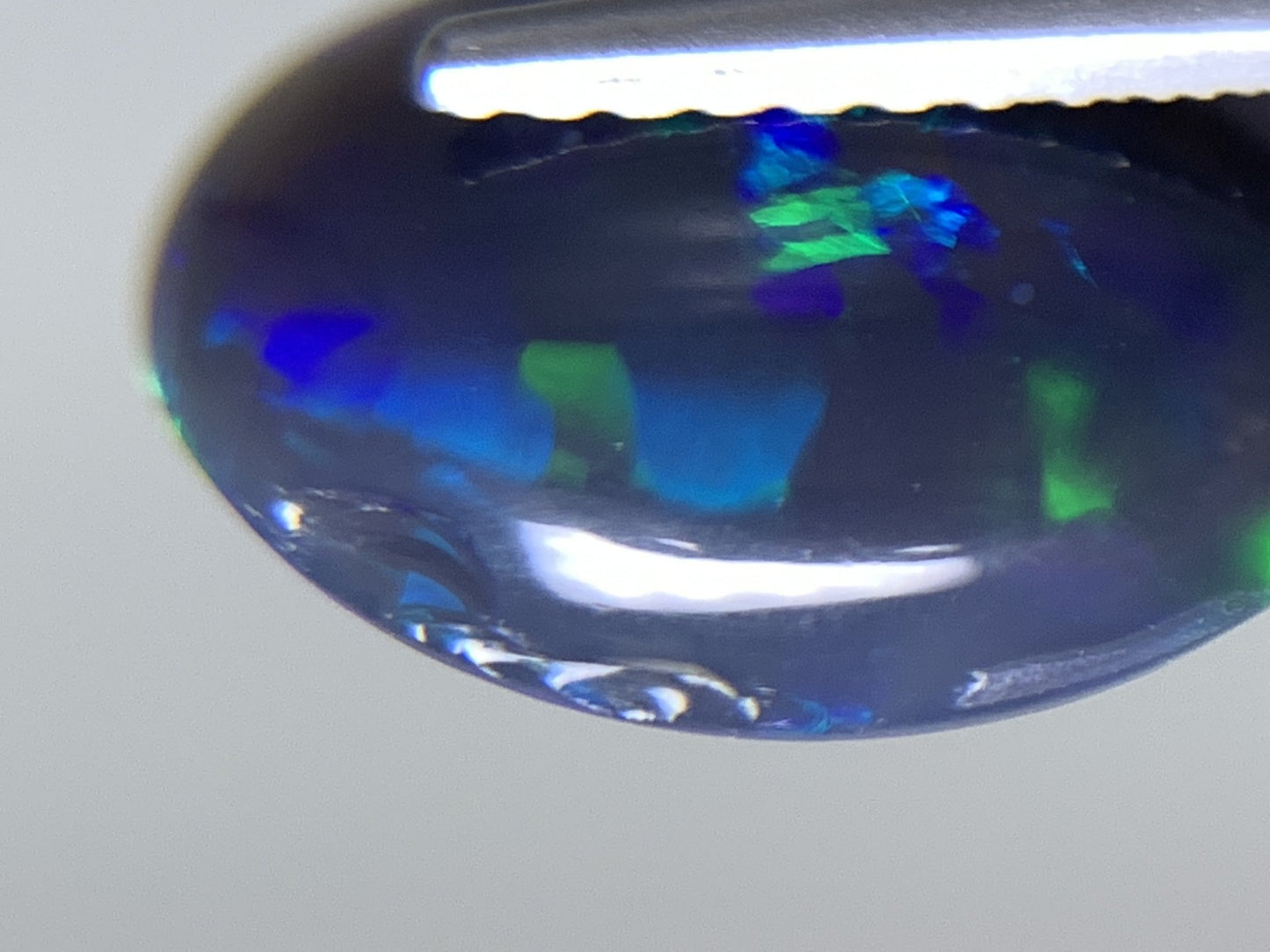 ブラックオパール 天然 4.026ct 中央宝石ソーティング付き 13.5㎜×11.1㎜×4.5㎜ ルース( 裸石 ) 5776Y