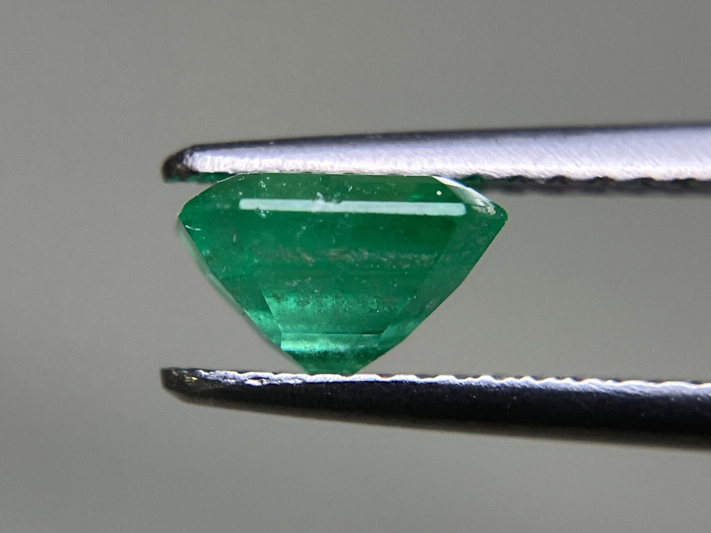 エメラルド 1.081ct 中央宝石ソーティング付き 6.78㎜×5.94㎜×4.29㎜ ルース( 裸石 ) 4047YY