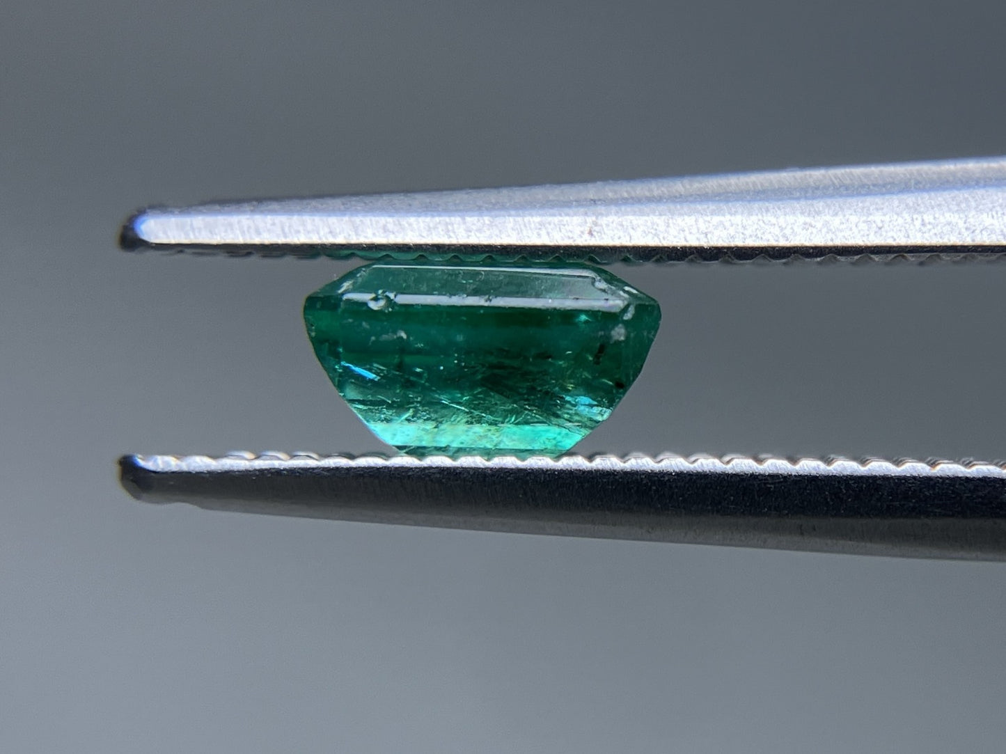 エメラルド 天然 0.965ct 中央宝石ソーティング付き 6.30㎜×5.09㎜×3.79㎜ ルース( 裸石 ) 6881YY