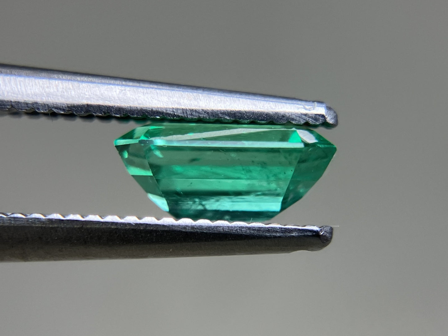 エメラルド 1.010ct 中央宝石ソーティング付き 7.55㎜×5.79㎜×3.36㎜ ルース( 裸石 ) 4062YY