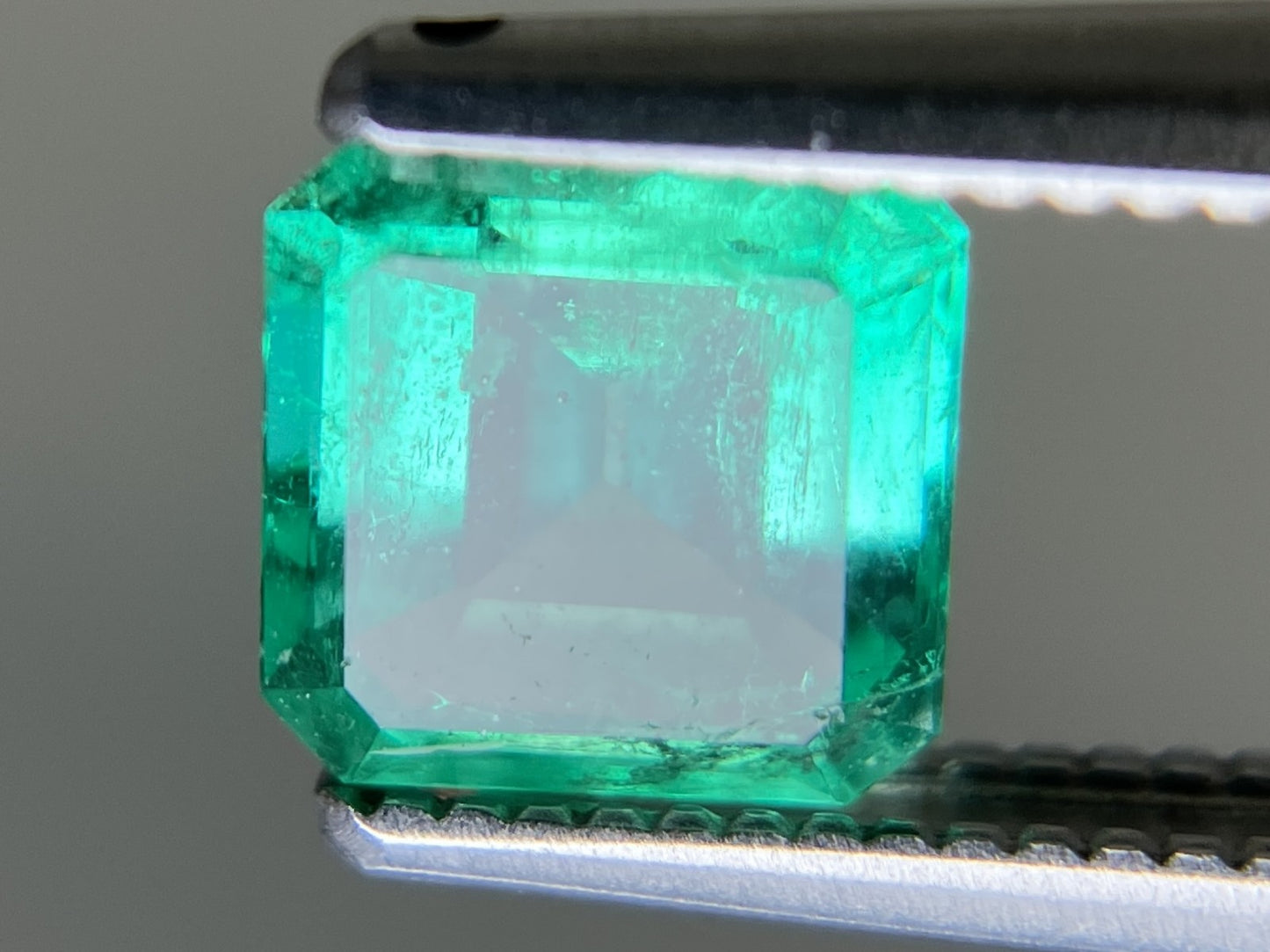 エメラルド 天然 0.804ct 中央宝石ソーティング付き 5.81㎜×5.80㎜×3.32㎜ ルース( 裸石 ) 6855YY