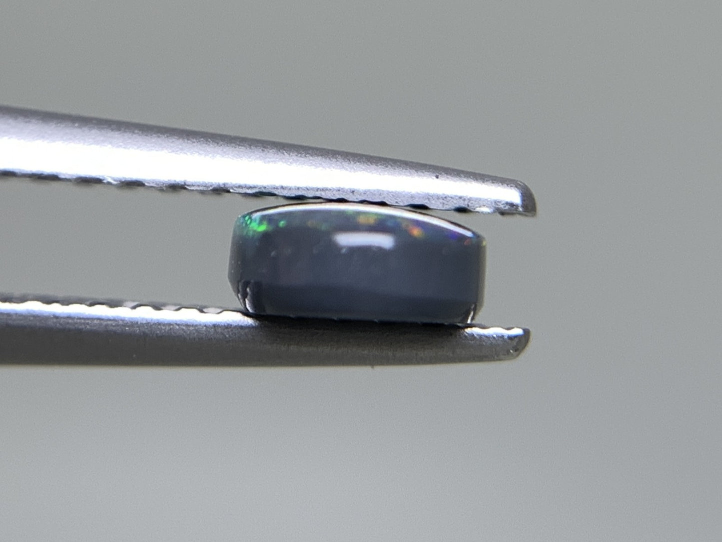 ブラックオパール 0.553ct 中央宝石ソーティング付き 7.0㎜×4.9㎜×2.2㎜ 天然 ルース( 裸石 ) 4933Y