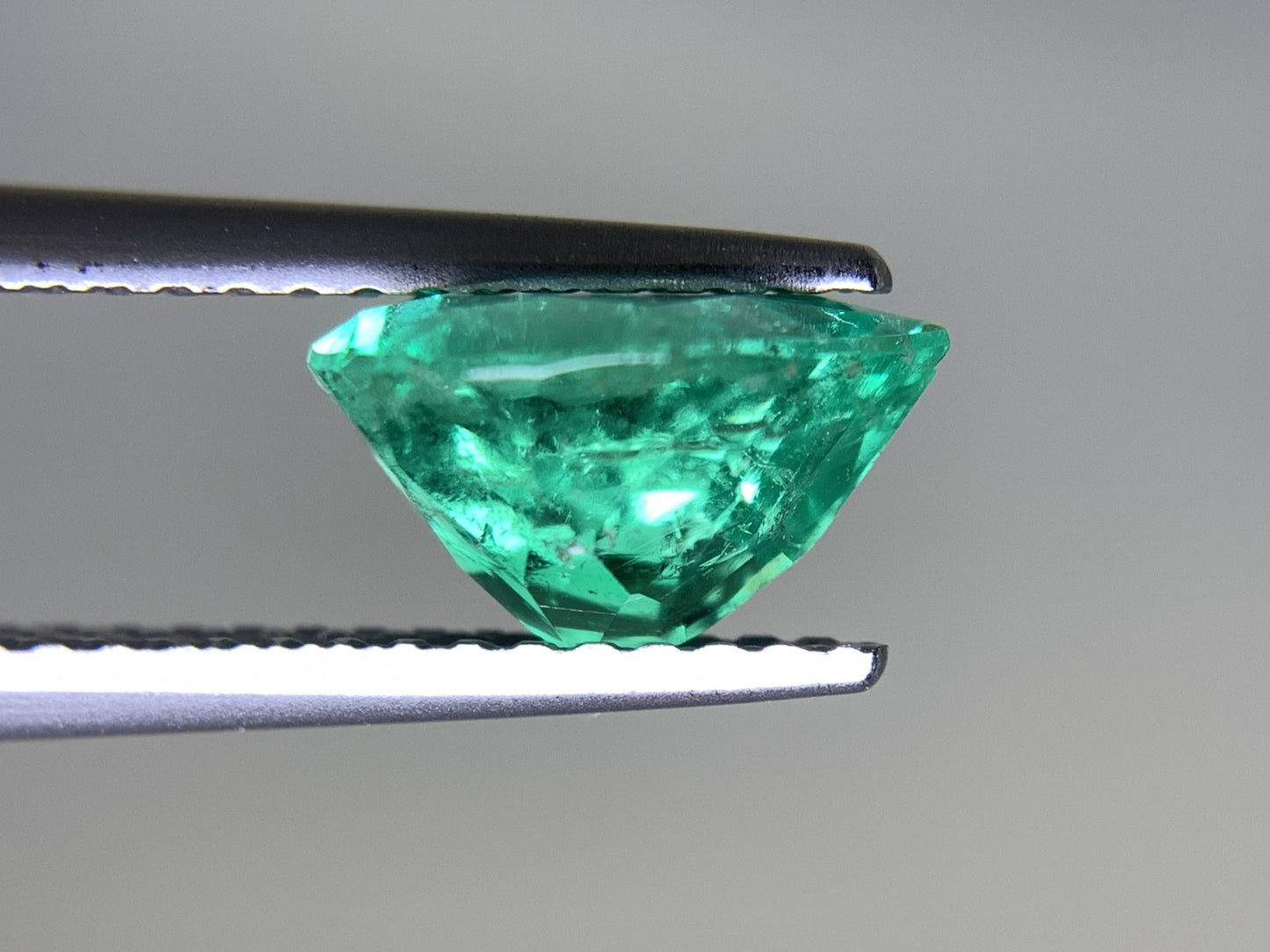 エメラルド 1.575ct 宝石ソーティング付き 8.88㎜×7.29㎜×4.99㎜ ルース( 裸石 ) 2246Y