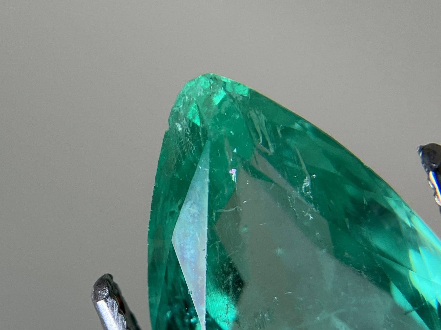 エメラルド 7.276ct 中央宝石ソーティング付き 17.64㎜×11.10㎜×6.51㎜ ルース( 裸石 ) 4070YY