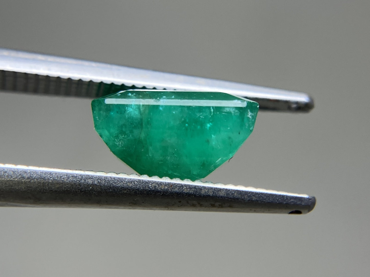 エメラルド 2.632ct 中央宝石ソーティング付き 9.13㎜×7.06㎜×5.33㎜ ルース( 裸石 ) 4061YY