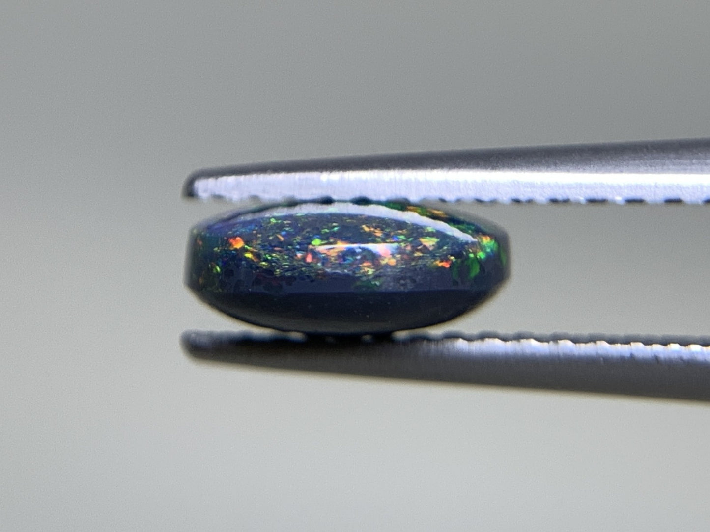 ブラックオパール 1.495ct 中央宝石ソーティング付き 9.5㎜×7.8㎜×3.3㎜ 天然 ルース( 裸石 ) 4930Y