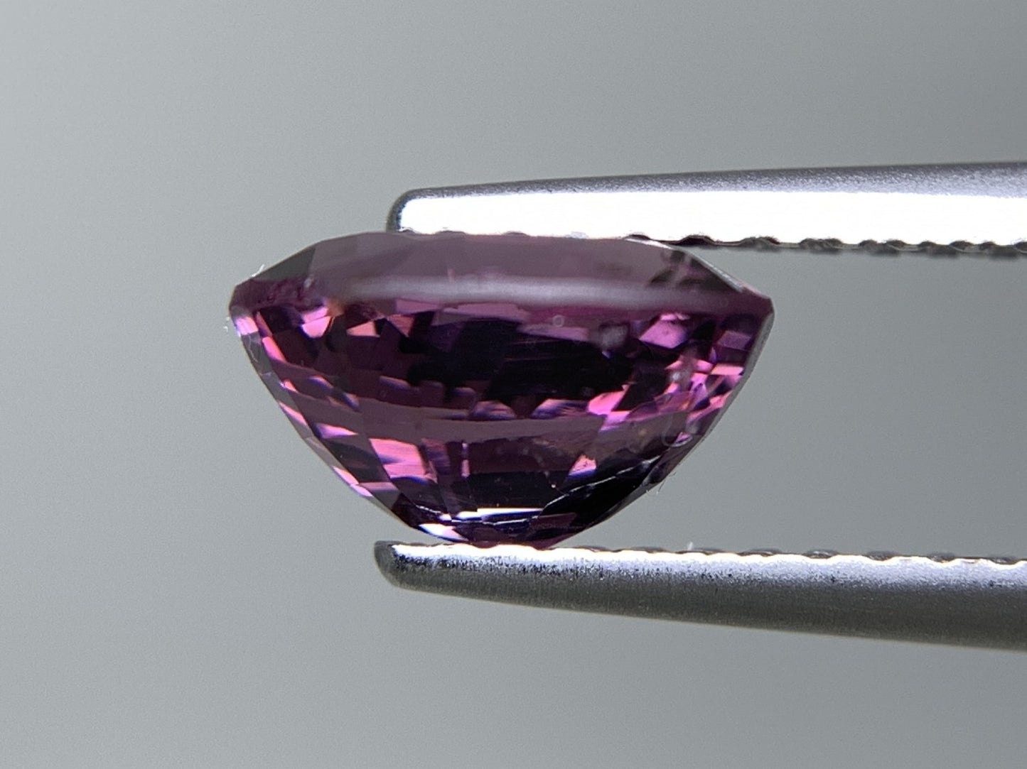 バイオレットスピネル 天然 1.634ct 宝石ソーティング付き 7.6㎜×6.1㎜×4.5㎜ ルース( 裸石 ) 6588Y