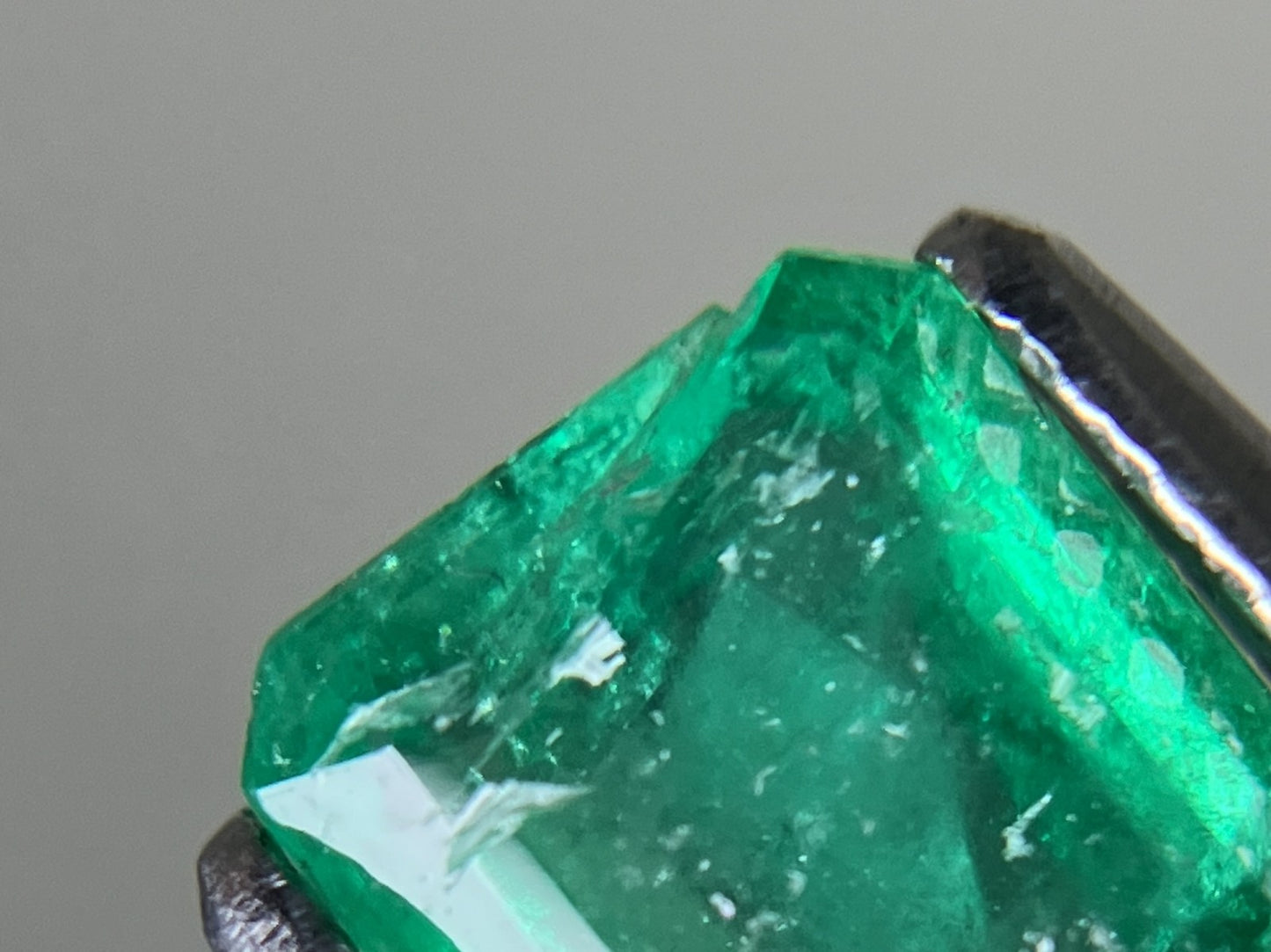 エメラルド 0.921ct 中央宝石ソーティング付き 6.25㎜×5.49㎜×3.51㎜ ルース( 裸石 ) 4081YY