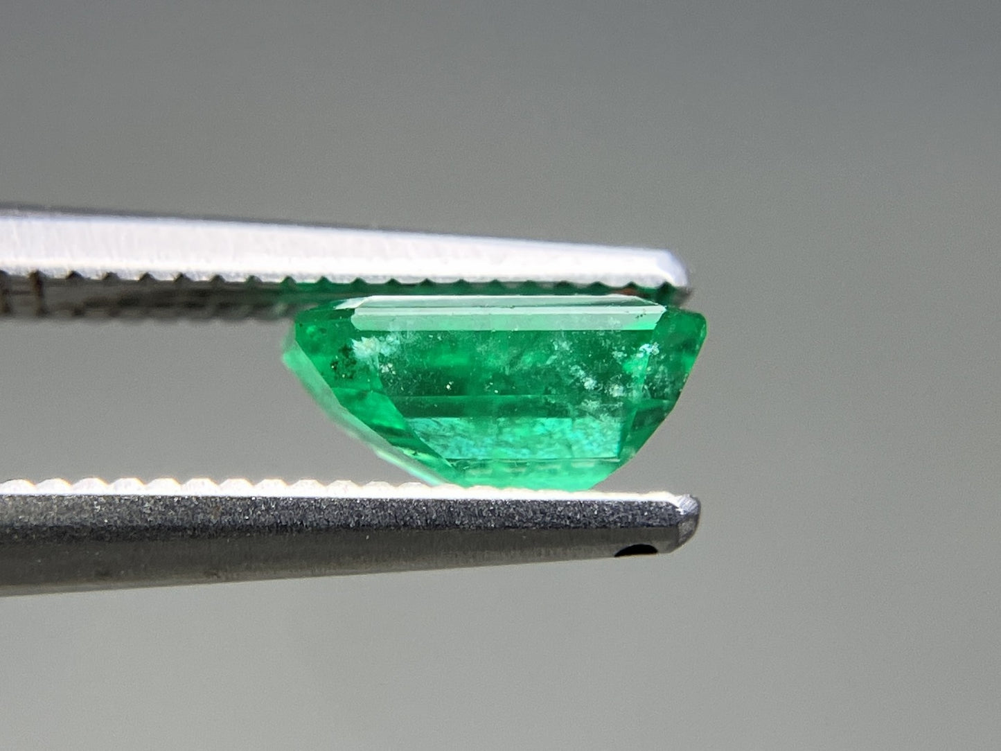 エメラルド 天然 0.942ct 中央宝石ソーティング付き 7.11㎜×4.82㎜×3.70㎜ ルース( 裸石 ) 6911YY