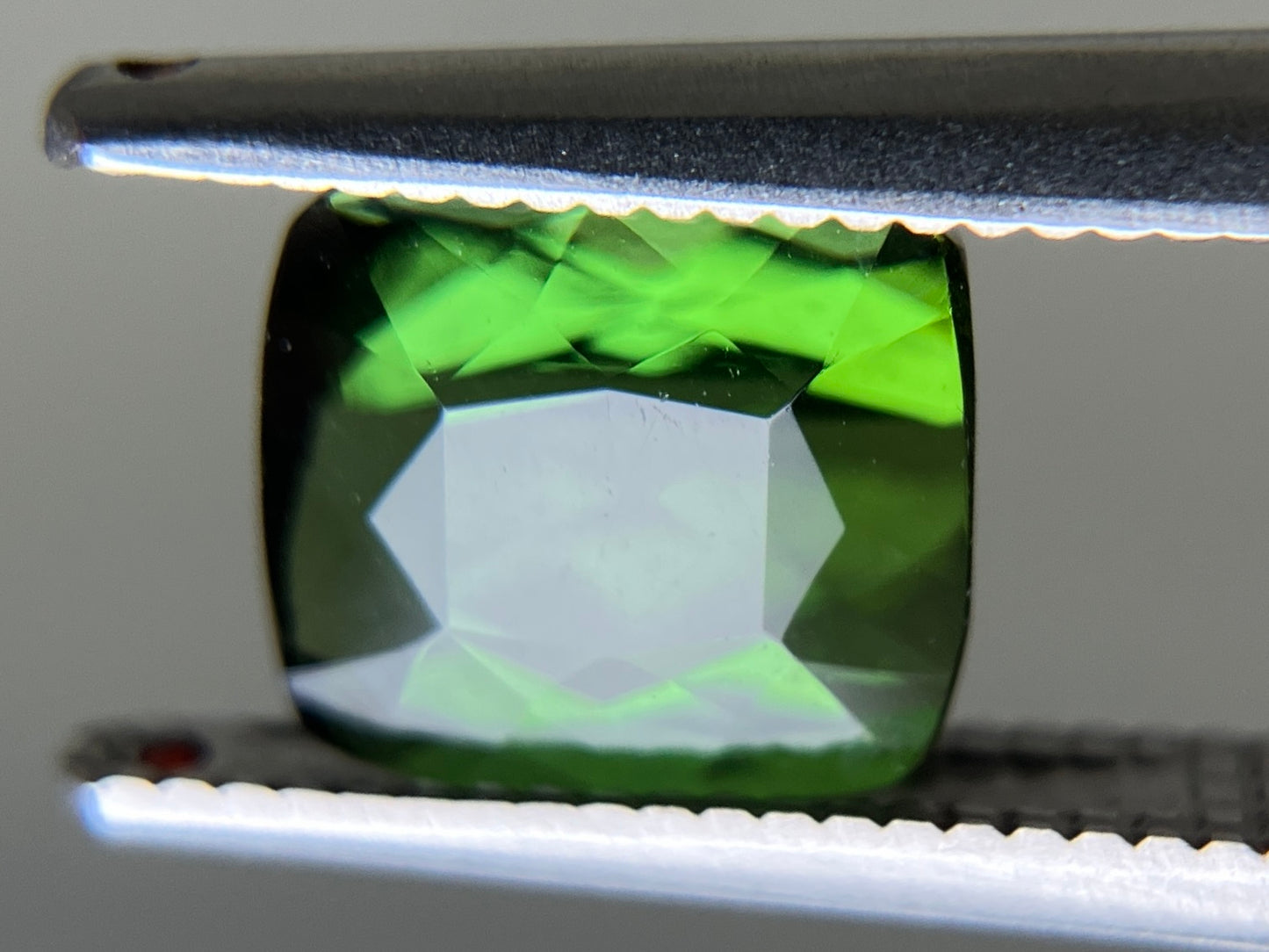 グリーントルマリン 天然 1.981ct 宝石ソーティング付き 7.0㎜×6.7㎜×4.6㎜ ルース( 裸石 ) 7011YY