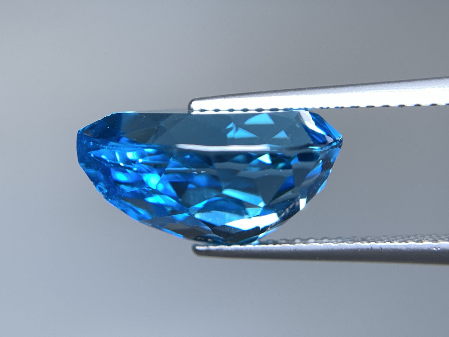 ブルートパーズ 天然 12.214ct 宝石ソーティング付き 16.1㎜×11.8㎜×8.5㎜ ルース( 裸石 ) 6791Y