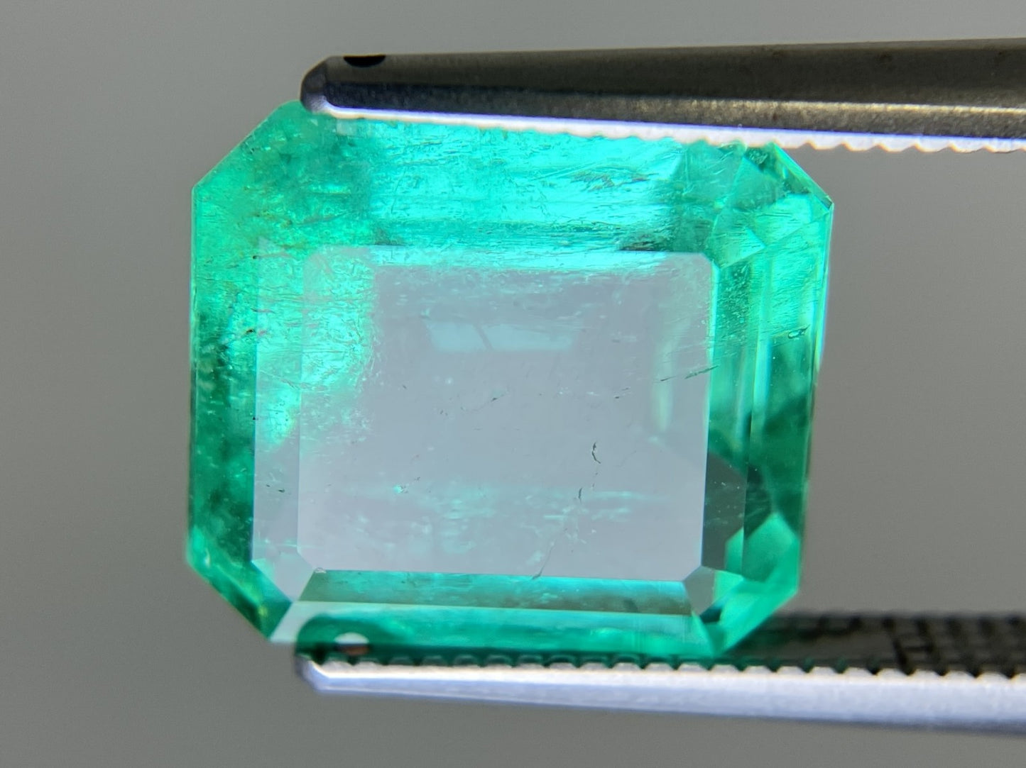 エメラルド 天然 6.420ct コロンビア 中央宝石鑑別書付き 11.66㎜×10.60㎜×6.65㎜ ルース( 裸石 ) 6754YY