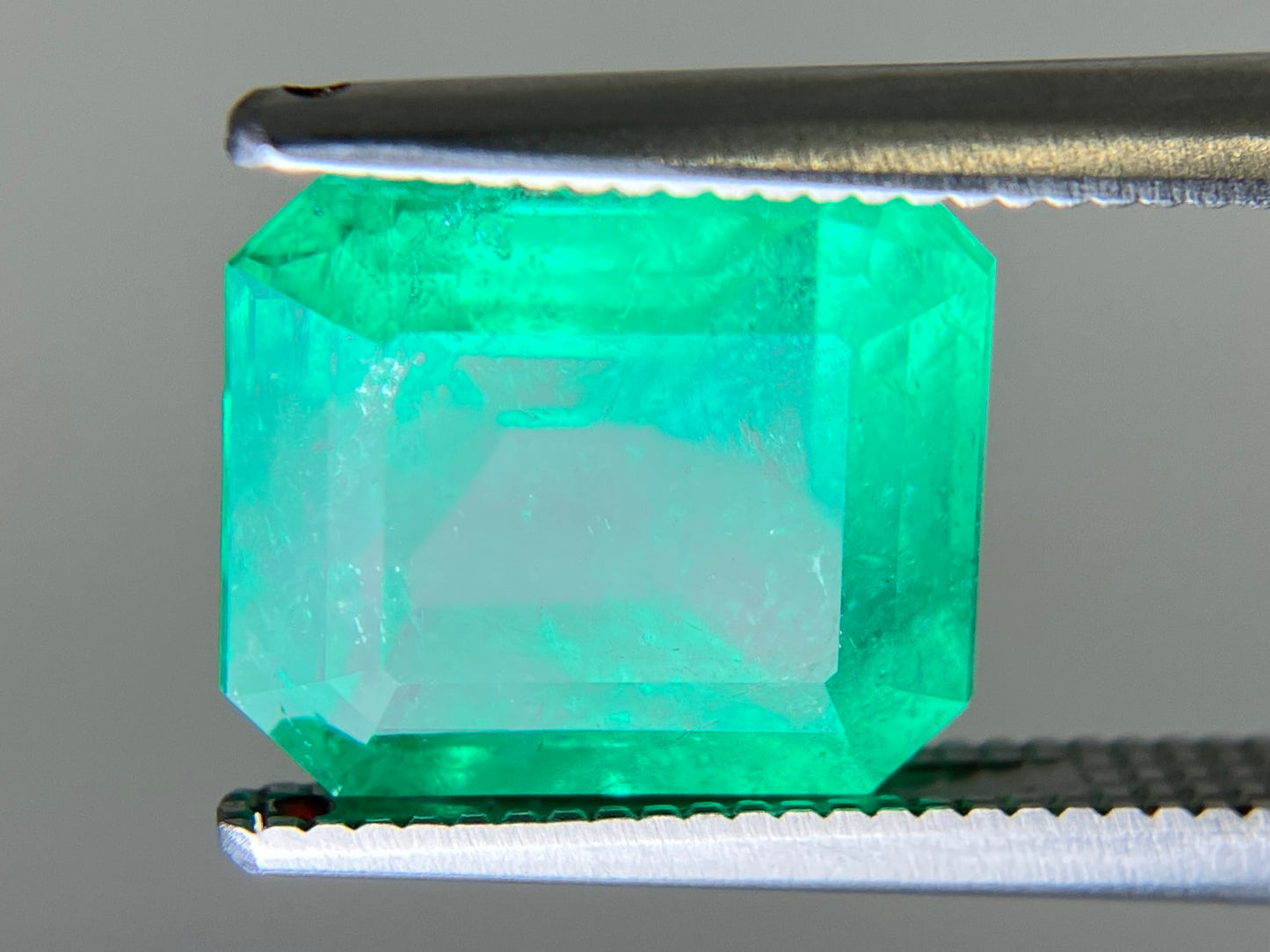 エメラルド 天然 4.080ct コロンビア 中央宝石鑑別書付き 9.83㎜×8.64㎜×6.72㎜ ルース( 裸石 ) 6503YY