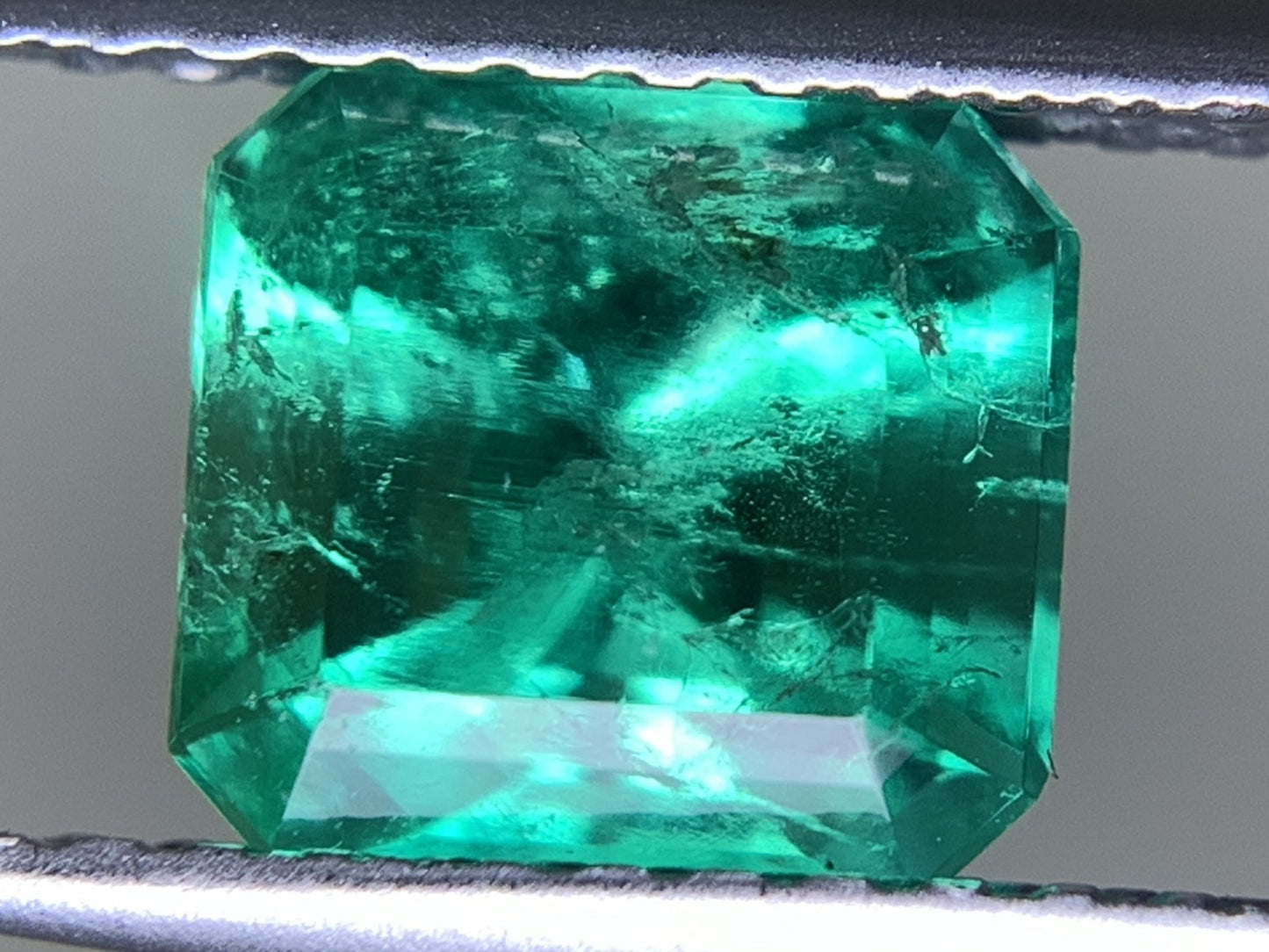 エメラルド 天然 1.398ct 中央宝石ソーティング付き 6.75㎜×6.24㎜×5.38㎜ ルース( 裸石 ) 5875Y