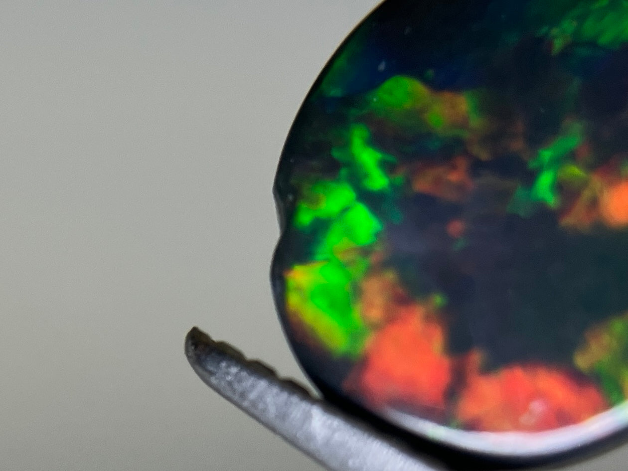 ブラックオパール 天然 1.321ct 中央宝石ソーティング付き 8.5㎜×7.4㎜×3.0㎜ ルース( 裸石 ) 5089K