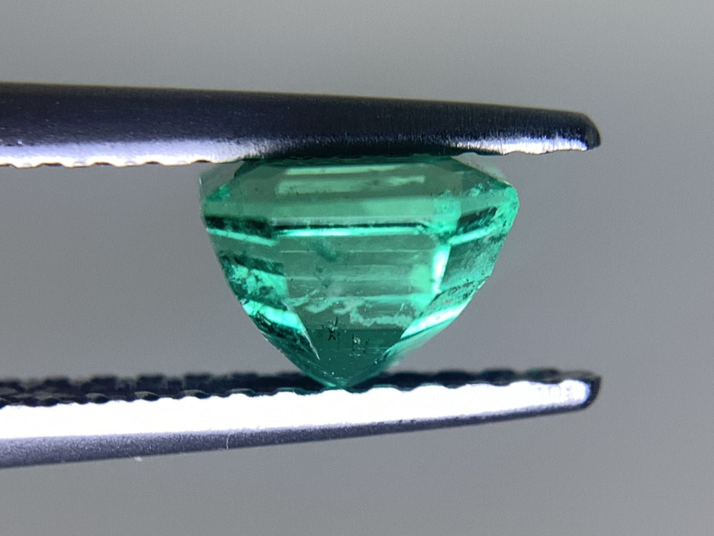 エメラルド 天然 0.889ct 中央宝石ソーティング付き 5.60㎜×5.56㎜×4.38㎜ ルース( 裸石 ) 5874Y