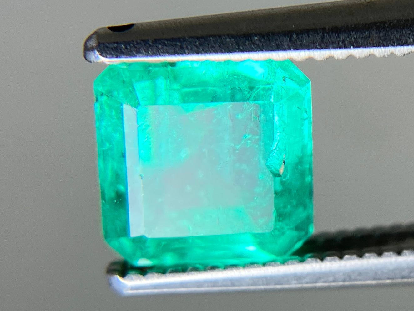 エメラルド 天然 1.461ct 中央宝石ソーティング付き 6.79㎜×6.39㎜×4.59㎜ ルース( 裸石 ) 7062YY