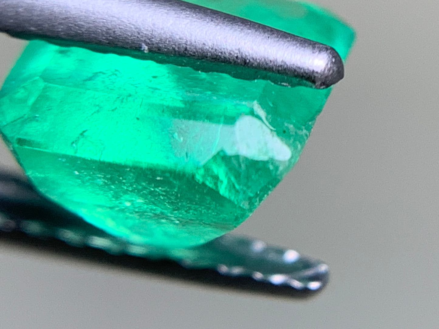 エメラルド 1.399ct 中央宝石ソーティング付き 6.87㎜×6.59㎜×4.73㎜ ルース( 裸石 ) 3557Y