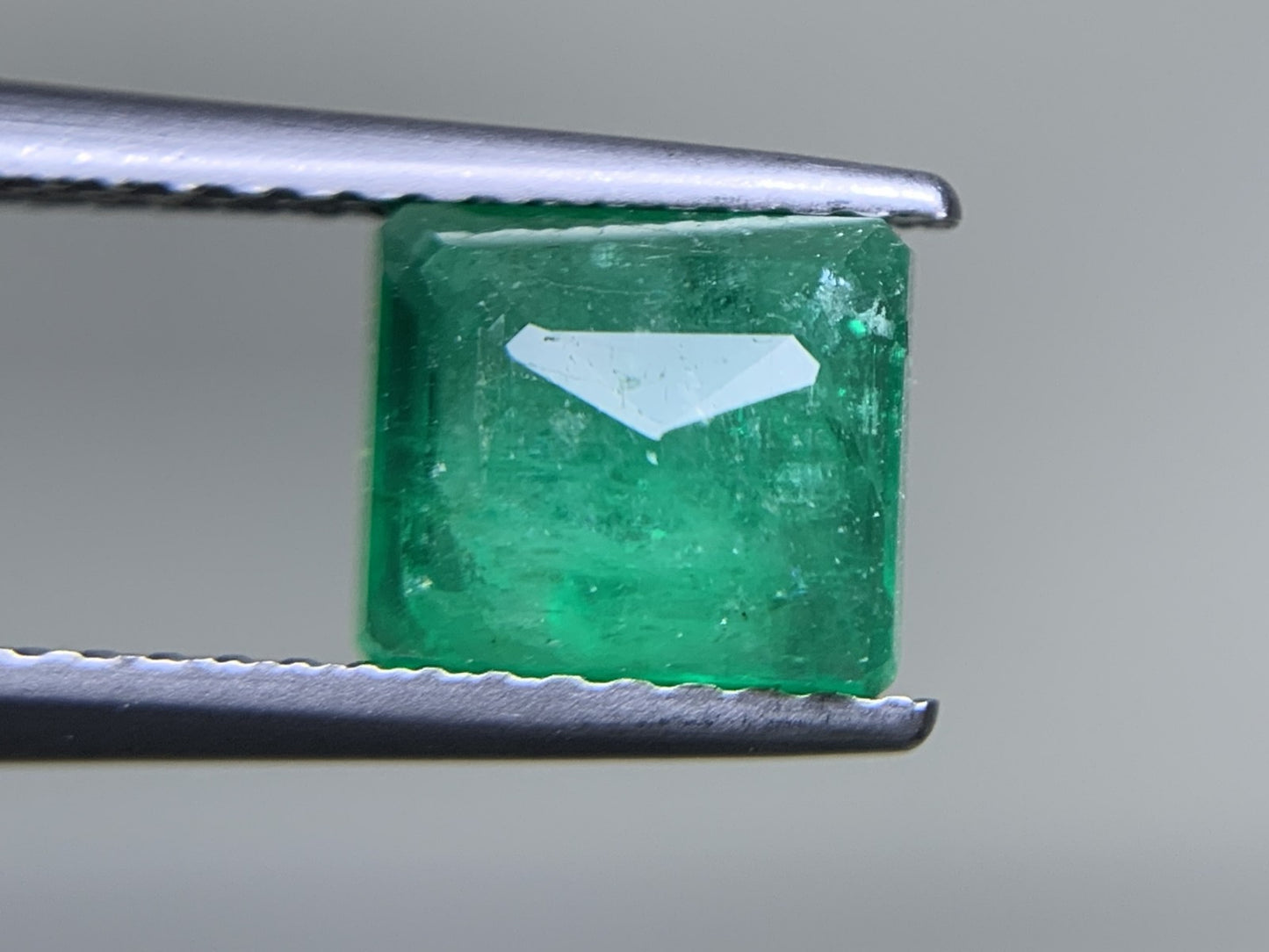 エメラルド 1.459ct 中央宝石ソーティング付き 7.14㎜×6.34㎜×3.56㎜ ルース( 裸石 ) 3355Y