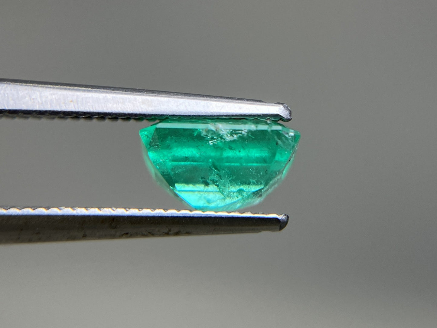 エメラルド 1.421ct 中央宝石ソーティング付き 7.69㎜×6.15㎜×4.17㎜ ルース( 裸石 ) 4112YY