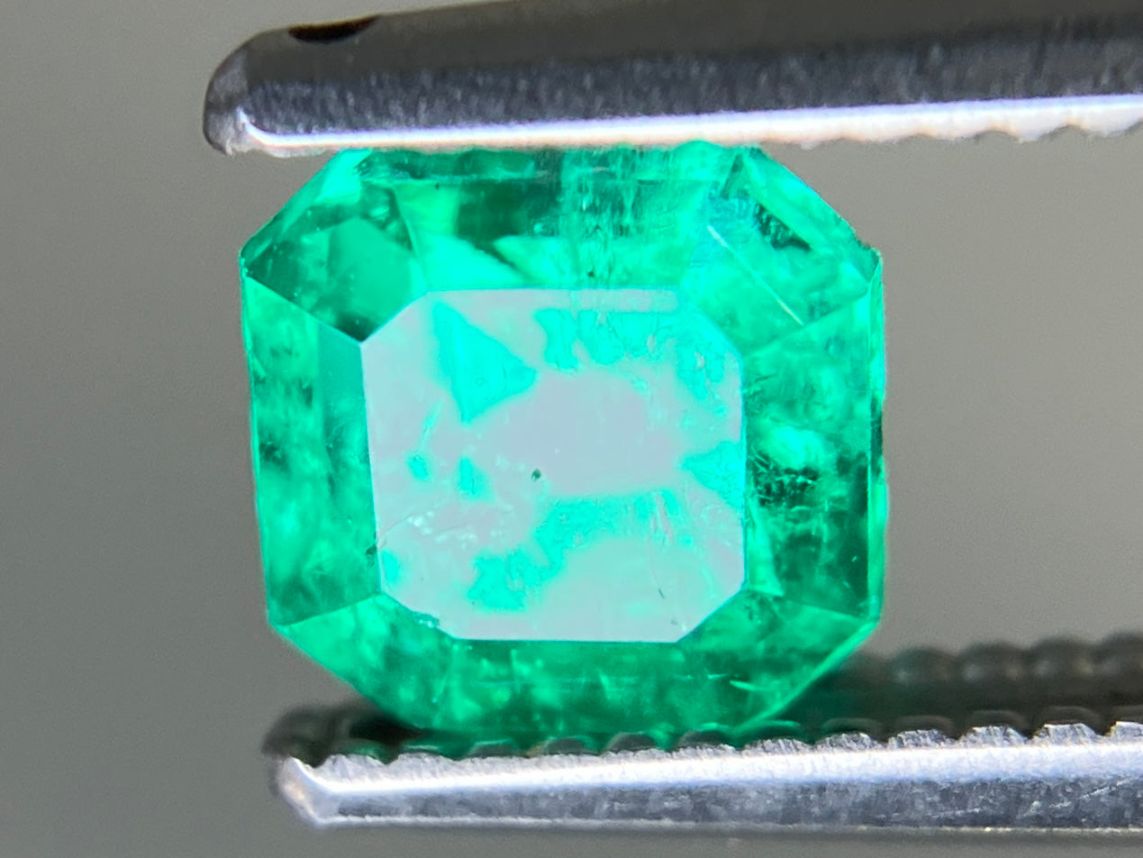 エメラルド 天然 0.733ct 中央宝石ソーティング付き 5.36㎜×5.28㎜×4.09㎜ ルース( 裸石 ) 7254YY