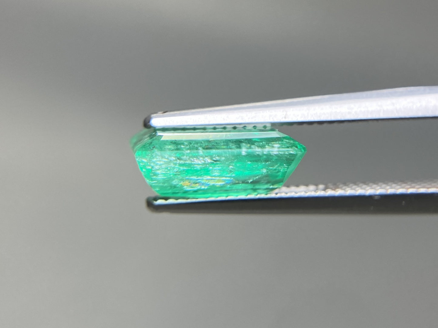 エメラルド 天然 2.830ct 中央宝石ソーティング付き 9.79㎜×8.41㎜×4.38㎜ ルース( 裸石 ) 7127YY