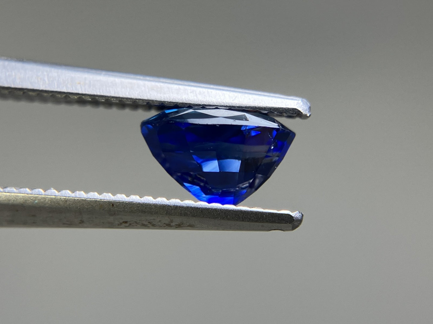 サファイア 1.30ct AIGS鑑別書付き ロイヤルブルー 6.99㎜×4.88㎜×4.38㎜ ルース( 裸石 ) 2547YY