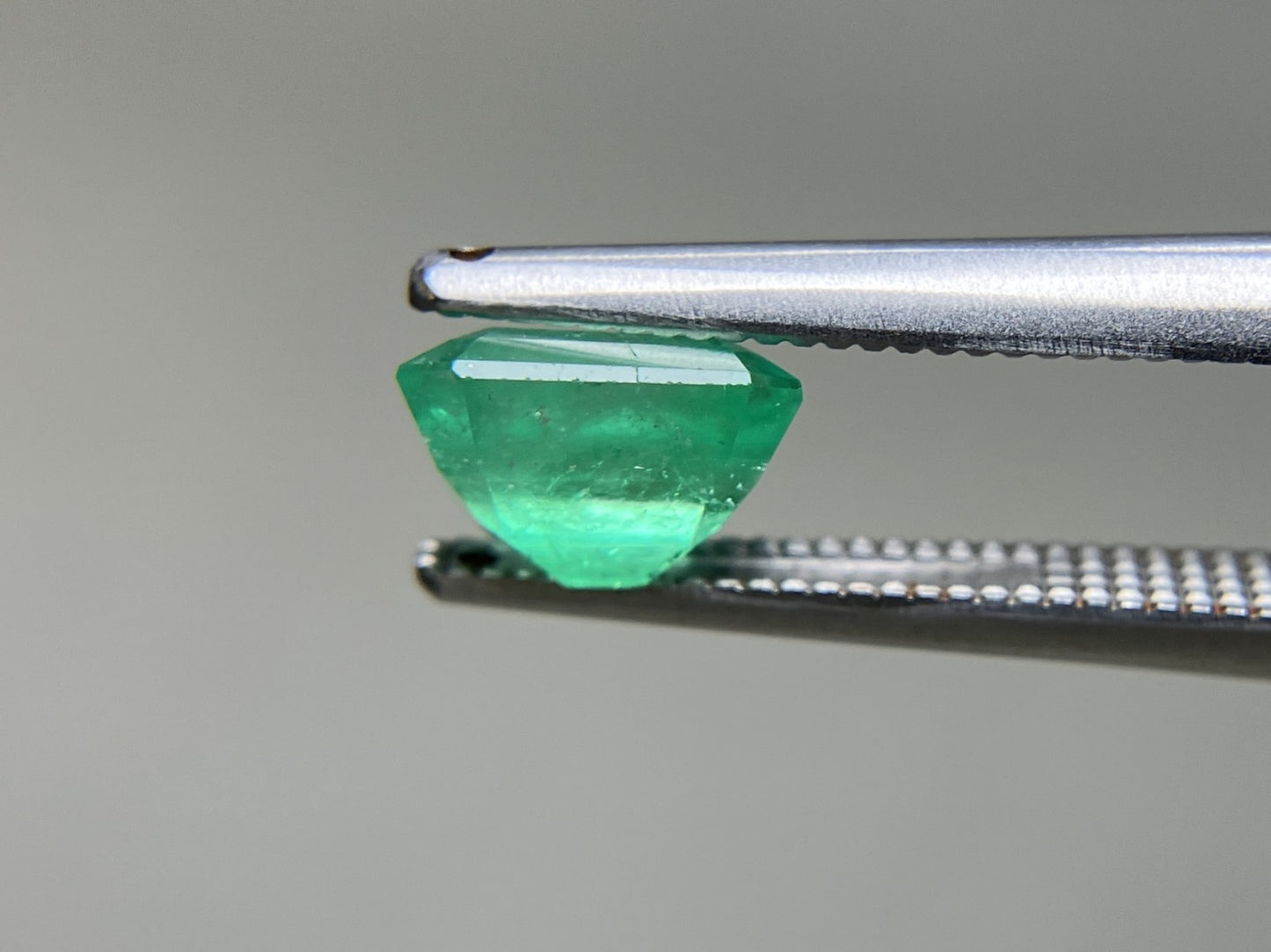 エメラルド 天然 1.268ct 中央宝石ソーティング付き 6.91㎜×6.27㎜×4.30㎜ ルース( 裸石 ) 7263YY