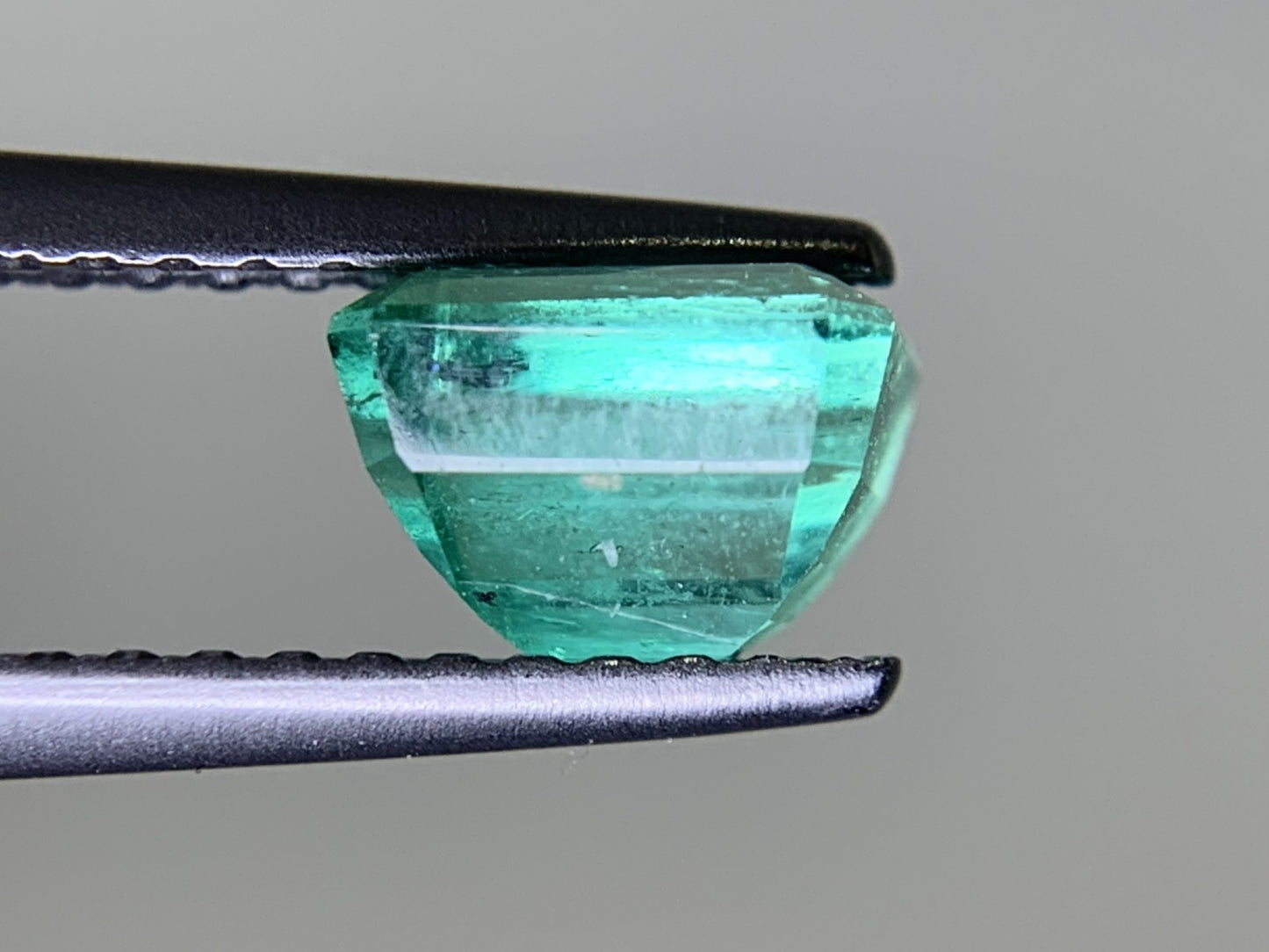 エメラルド 1.056ct 中央宝石ソーティング付き 6.10㎜×5.14㎜×4.29㎜ ルース( 裸石 ) 3577Y