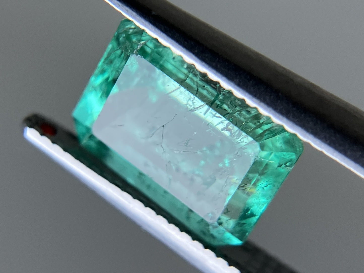 エメラルド 2.247ct 中央宝石ソーティング付き 9.21㎜×6.99㎜×4.96㎜ ルース( 裸石 ) 4179YY