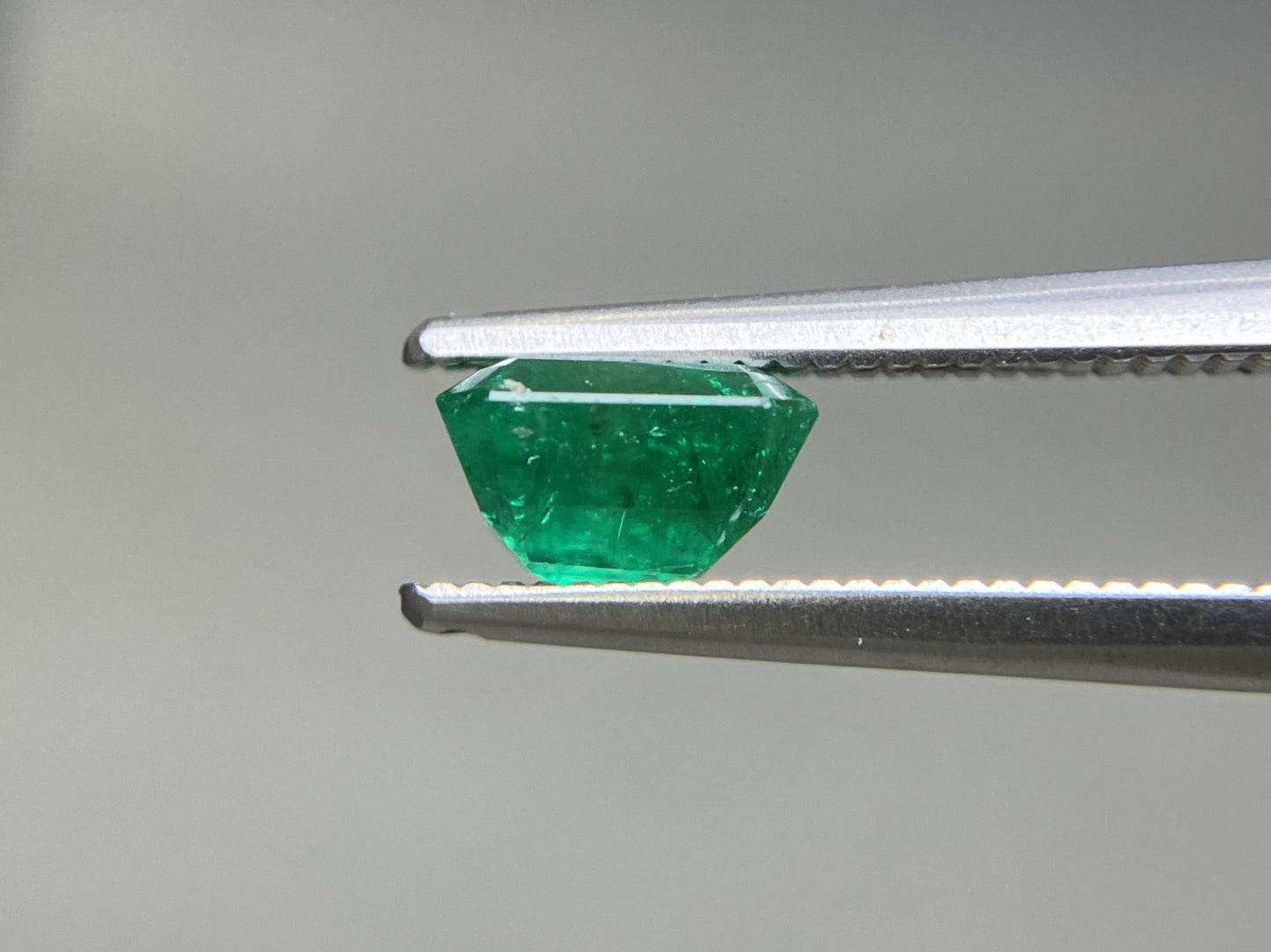 エメラルド 天然 1.045ct 中央宝石ソーティング付き 6.47㎜×5.52㎜×3.94㎜ ルース( 裸石 ) 7262YY