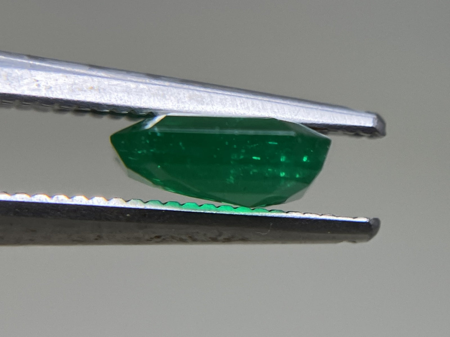 エメラルド 1.059ct 中央宝石ソーティング付き 7.16㎜×6.45㎜×2.88㎜ ルース( 裸石 ) 4177YY