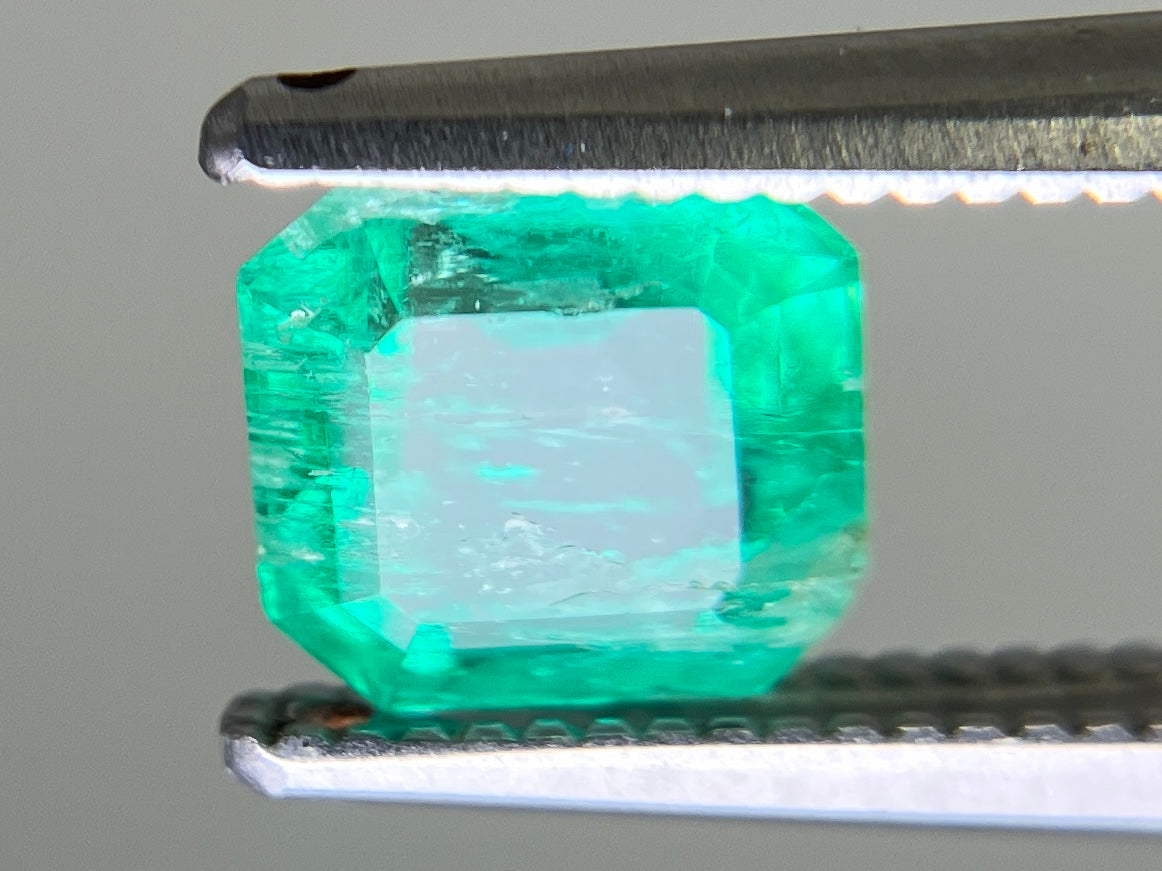 エメラルド 天然 1.020ct 中央宝石ソーティング付き 6.03㎜×5.63㎜×4.12㎜ ルース( 裸石 ) 7382YY