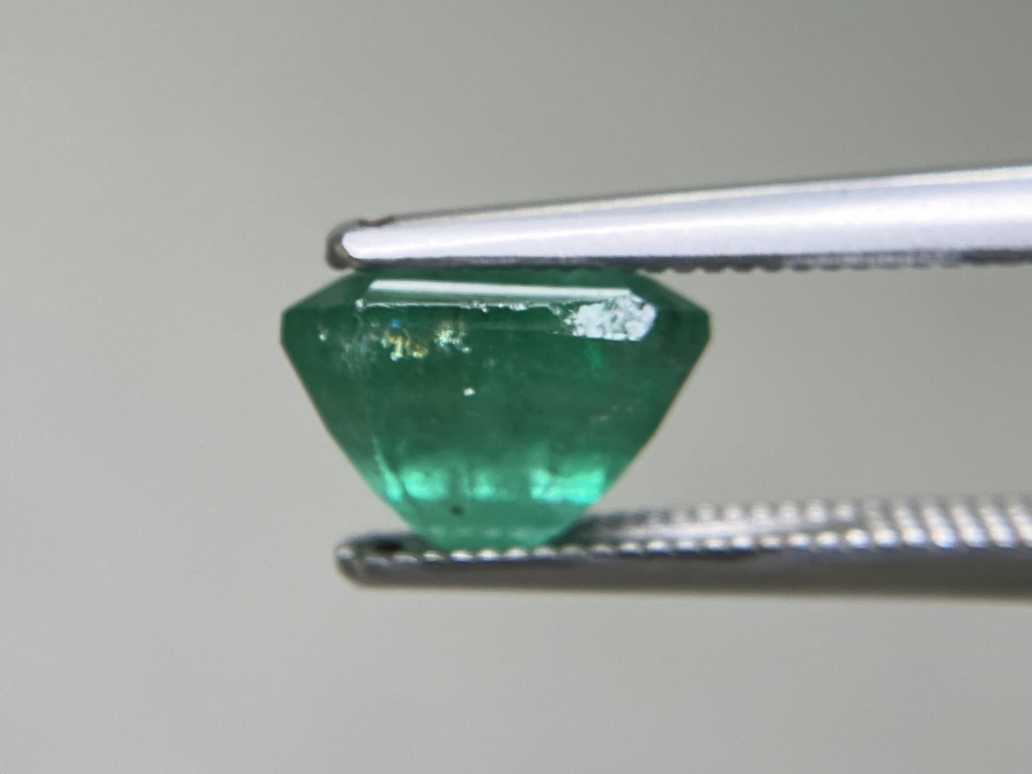 エメラルド 天然 2.794ct 中央宝石ソーティング付き 9.02㎜×7.40㎜×6.01㎜ ルース( 裸石 ) 7401YY