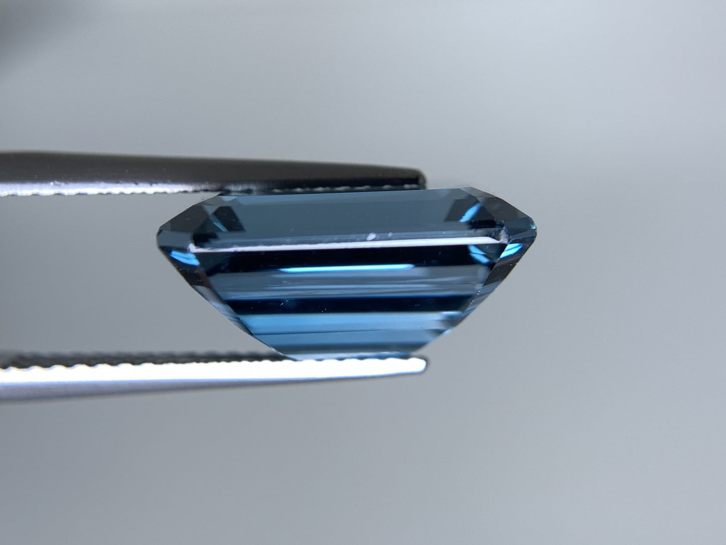 ロンドンブルートパーズ 天然 9.552ct 宝石鑑別書付き 14.10㎜×10.14㎜×7.00㎜ ルース( 裸石 ) 6790Y