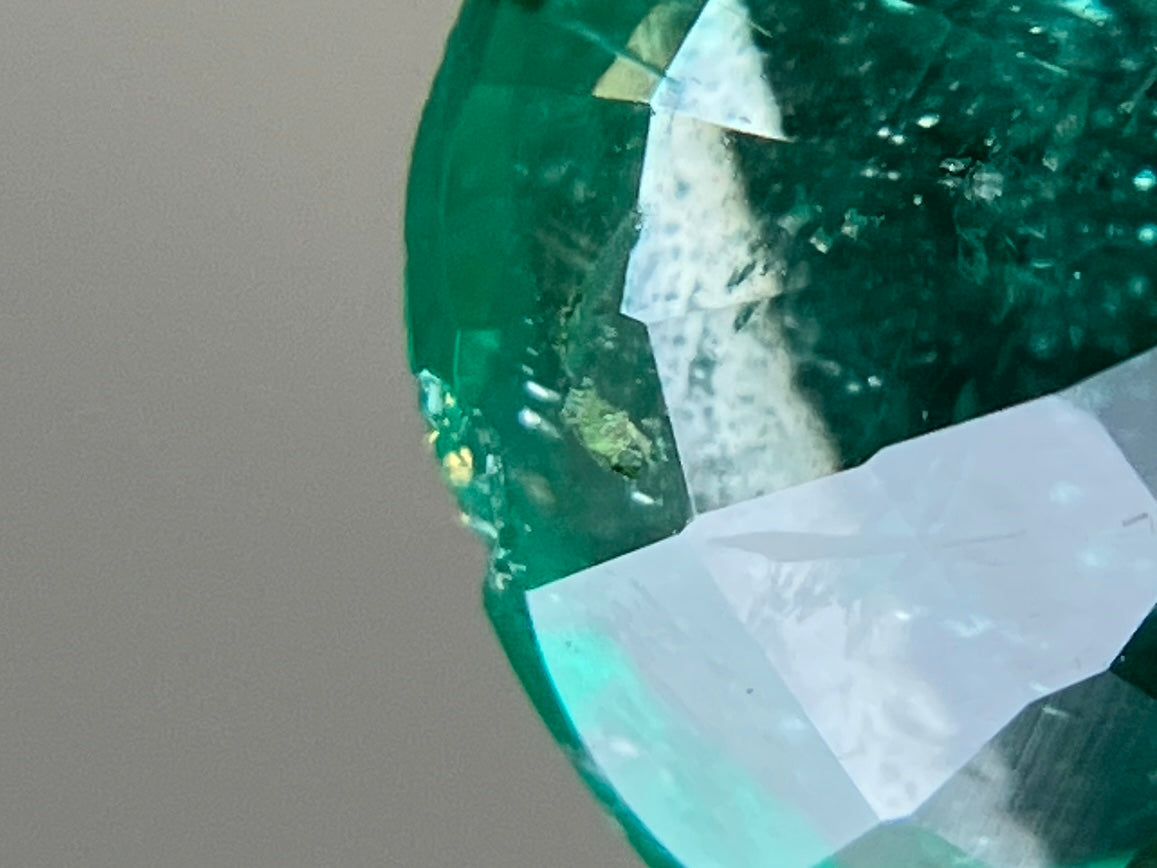 エメラルド 2.397ct 中央宝石ソーティング付き 11.40㎜×7.93㎜×5.01㎜ ルース( 裸石 ) 4231YY