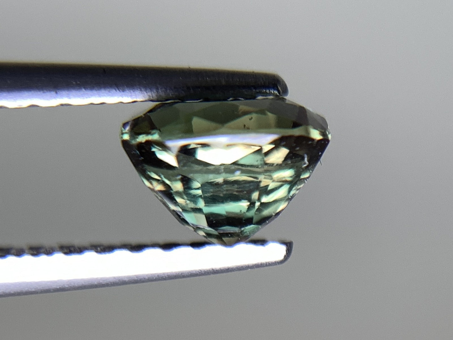 アレキサンドライト 天然 0.984ct 中央宝石ソーティング付き 5.94㎜×4.92㎜×4.27㎜ ルース( 裸石 ) 6071Y