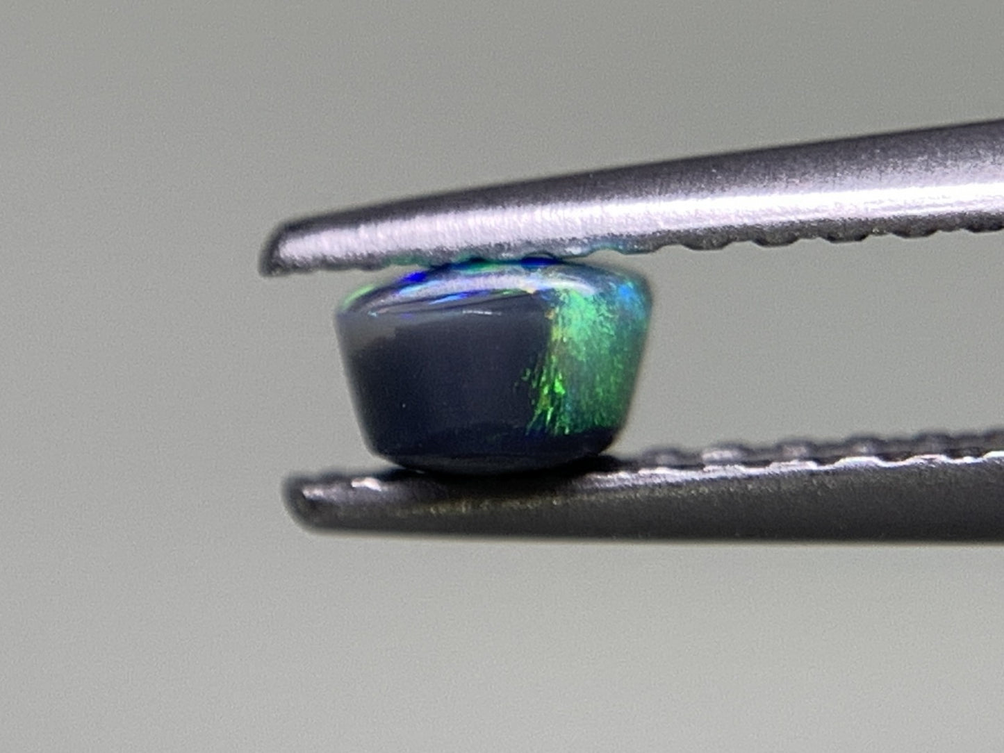 ブラックオパール 0.415ct 宝石ソーティング付き 6.2㎜×4.0㎜×2.6㎜ ルース( 裸石 ) 2531Y