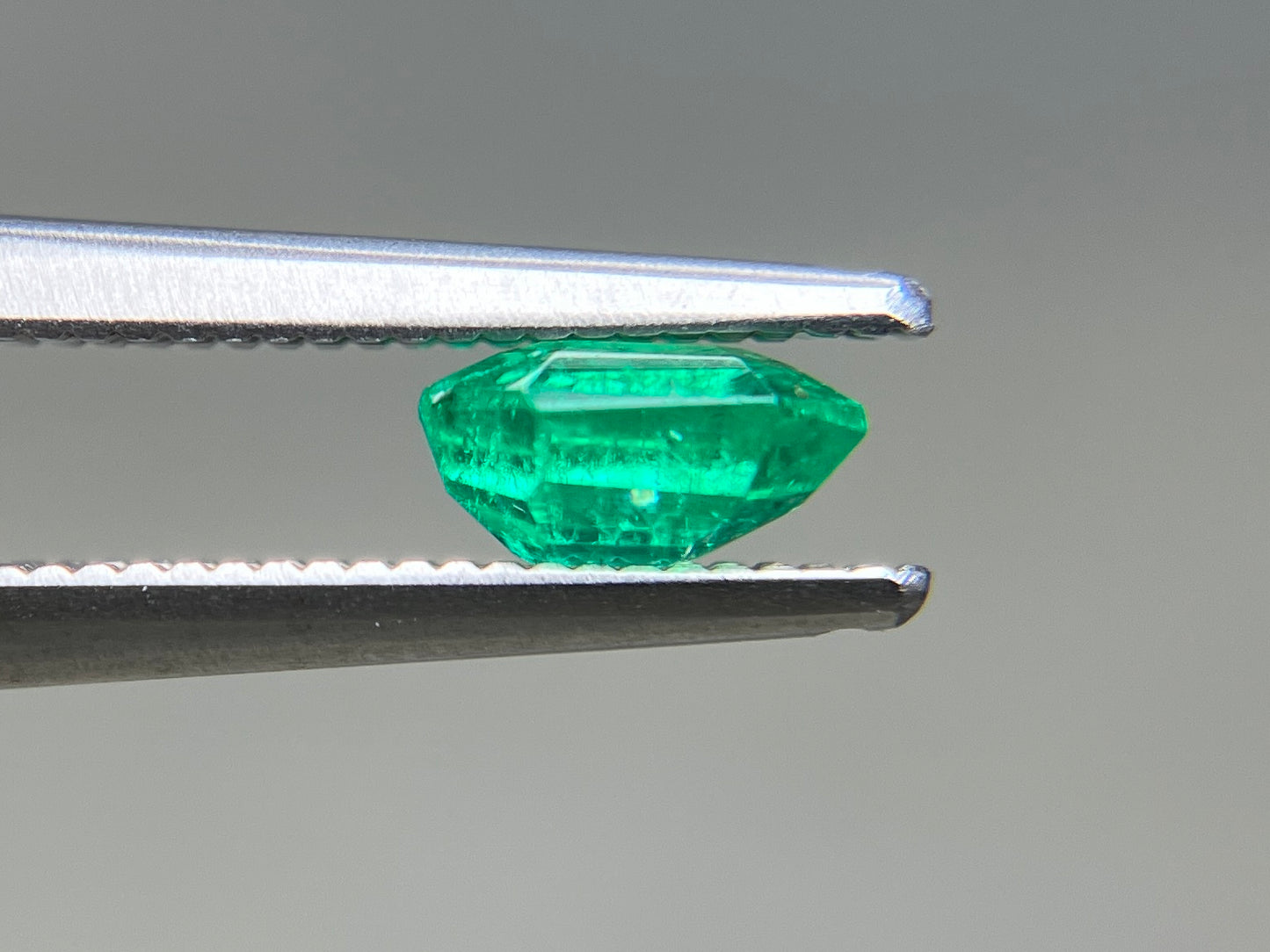 エメラルド 天然 0.694ct 宝石ソーティング付き 5.8㎜×5.5㎜×2.7㎜ ルース( 裸石 ) 7381YY